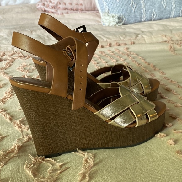 New Wedge Sandal - Picture 3 of 6